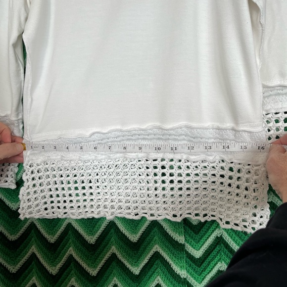 Adorable white tee that will give a little kick to jeans or whatever! - Picture 4 of 10